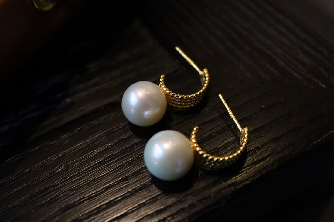 Sterling silver gold-plated natural pearl earrings: Title: Sterling silver gold-plated natural pearl earrings Description: Sterling silver gold-plated natural pearl earrings diameter of 11mm, showcasing a unique luster of rich gold and cool white. The