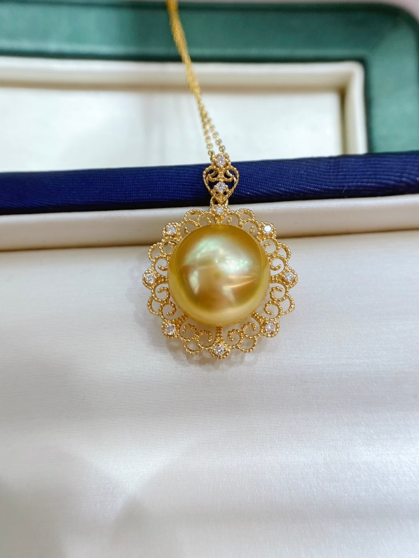 18K gold natural gold bead pendant: Title: 18K gold natural gold bead pendant Description: This pendant is made of 18K gold and set with natural gold beads, each 11-12mm in diameter, showcasing a rich golden hue and metallic sheen. Its