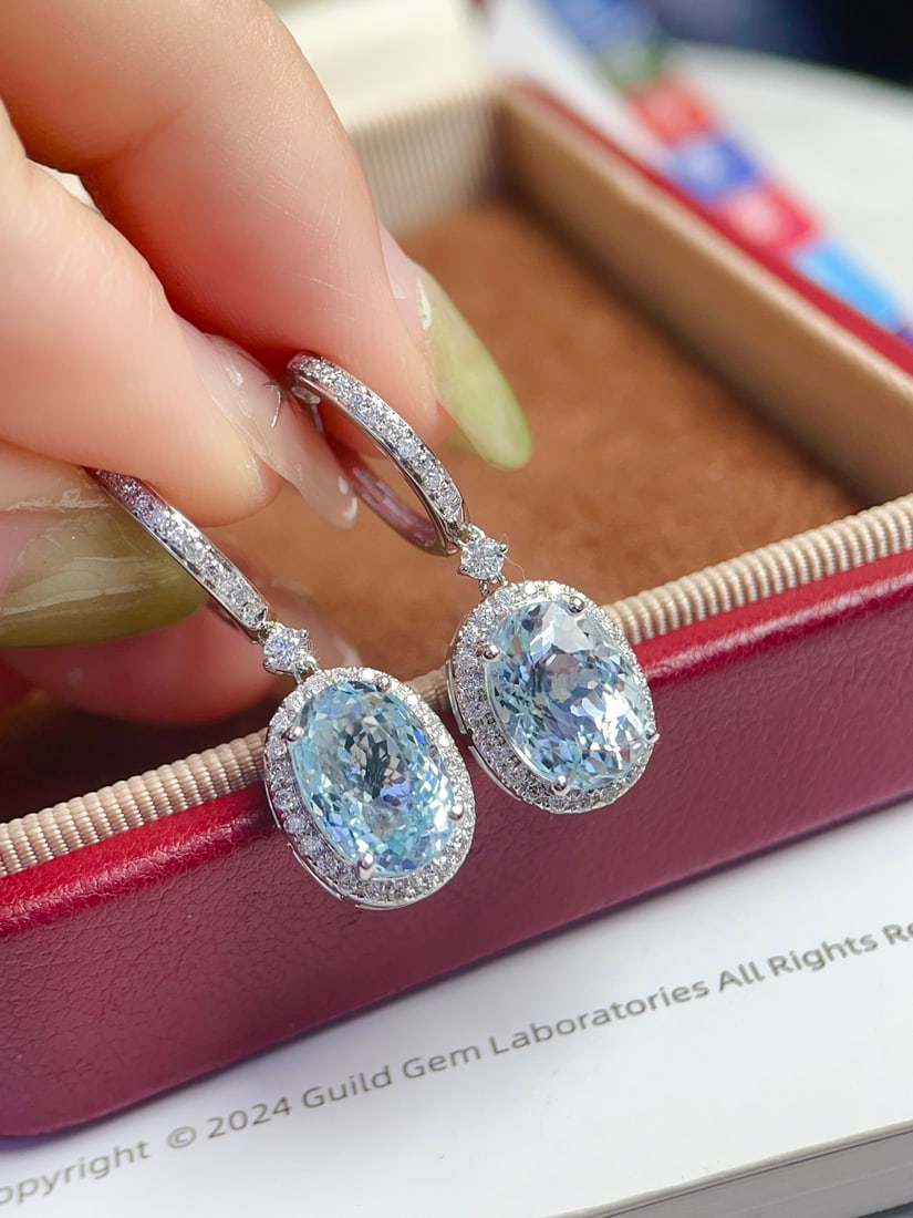 18K Gold Aquamarine Earrings: Title: 18K Gold Aquamarine Earrings Description: These earrings are crafted from 18K gold, featuring a natural aquamarine main stone weighing 6.1 carats with diamond-like brilliance. Accented with