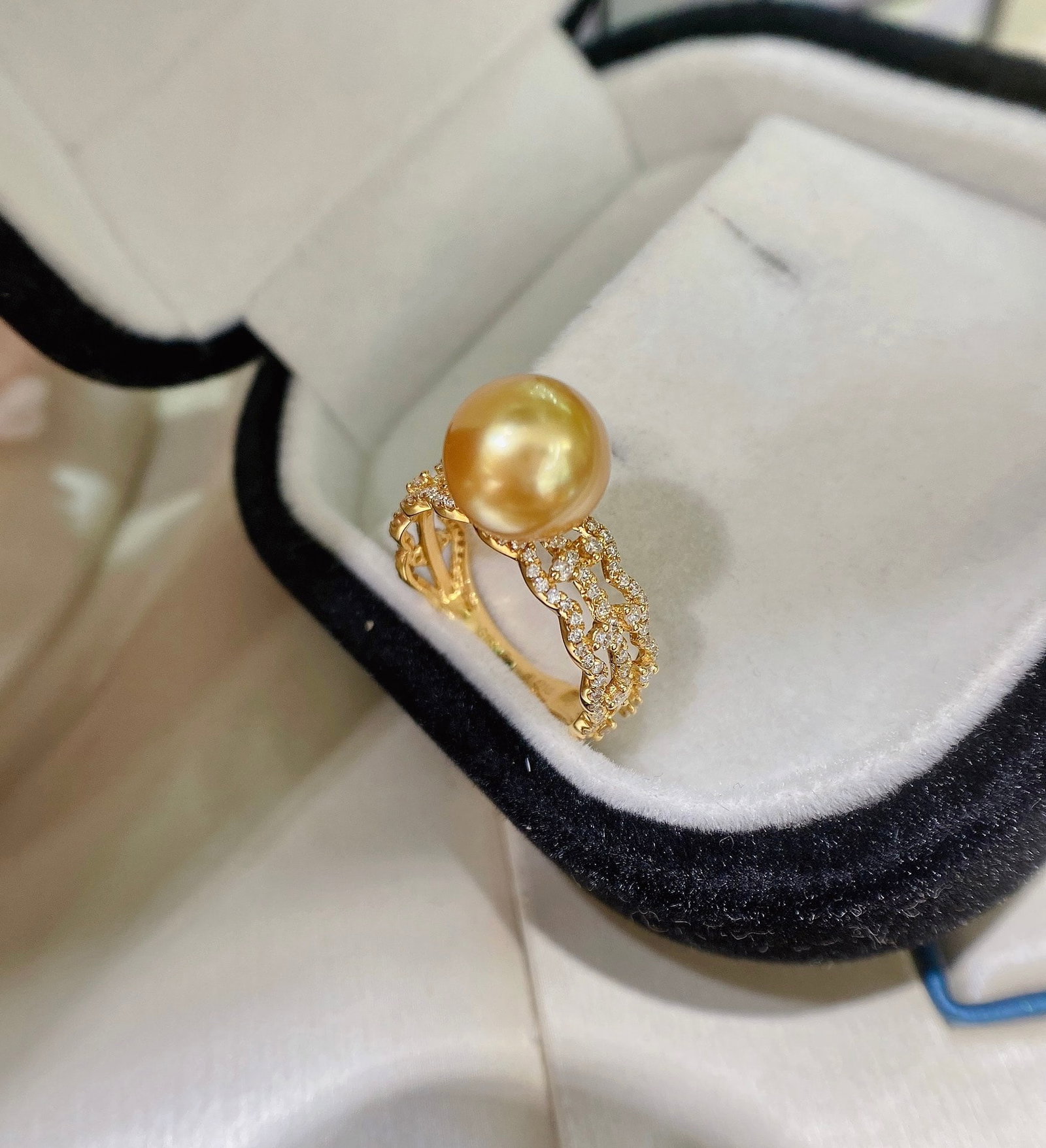 18K Gold Natural Philippine Gold Pearl Ring: Title: 18K Gold Natural Philippine Gold Pearl Ring Description: This ring features an 18K gold setting with a natural Philippine gold pearl, measuring 9-10mm in diameter, perfectly round with strong l