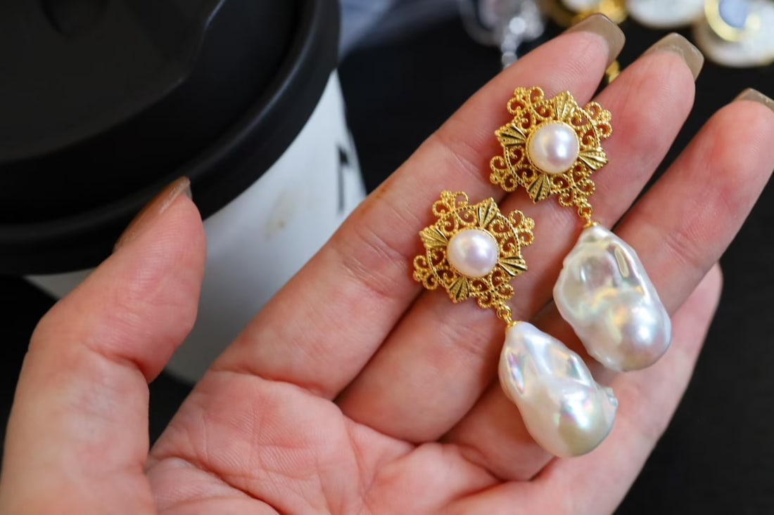 Silver-plated natural baroque pearl stud earrings: Title: Silver-plated natural baroque pearl stud earrings Description: Silver-plated natural baroque pearl stud earrings, showcasing a perfect blend of rich gold and cool white. The pearl's natural
