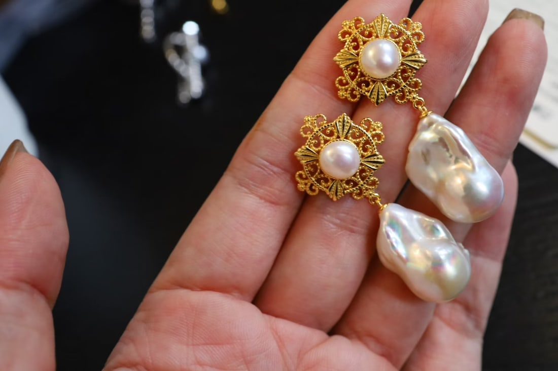 Silver-plated natural baroque pearl stud earrings - 3