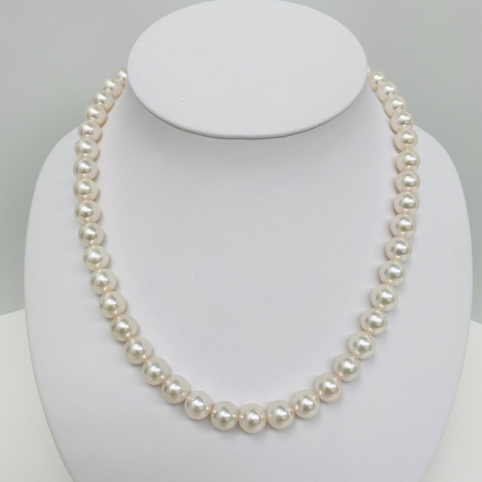 9-9.5mm Akoya Pink Overtones Round Pearl Necklace with 14k Clasp: Title:9-9.5mm Akoya Pink Overtones Round Pearl Necklace with 14k Clasp Description:AAA Quality, Japanese Akoya Large Size Pink Overtones Round Pearl Necklace, 45 pearl pieces, 18 inches hand-knotted