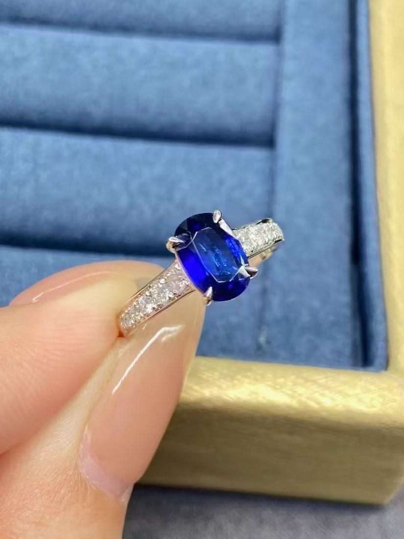 18K Gold Natural Sapphire Ring: Title: 18K Gold Natural Sapphire Ring Description: This ring is crafted from 18K gold, featuring a natural sapphire with excellent color. The main stone is 1.5 carats, complemented by 0.256 carats of