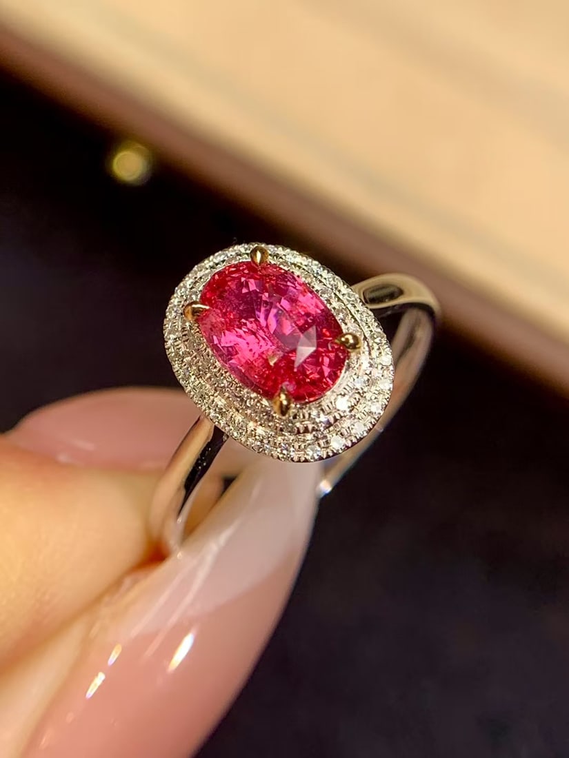 18K Gold Natural Padparadscha Sapphire Ring: Title: 18K Gold Natural Padparadscha Sapphire Ring Description: This ring features an 18K gold setting with a natural Padparadscha sapphire, showcasing a stunning contrast of rich gold and cool