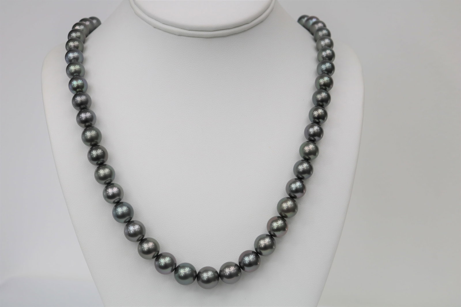10-11mm Tahitian Round AAA Necklace with 14k Clasp: Title:10-11mm Tahitian Round AAA Necklace with 14k Clasp Description:AAA Quality Tahitian Round Necklace, 39 pearl pieces, 18 inches hand knotted with 14k fish-hook clasp Size/Dimensions:10.2mm -