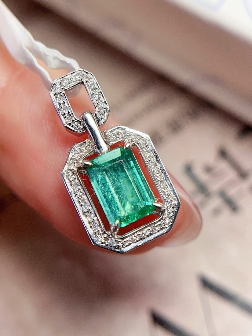 18K Gold Emerald Pendant: Title: 18K Gold Emerald Pendant Description: This pendant is crafted in 18K gold, featuring a natural emerald that exudes a perfect blend of rich gold and cool white. The main emerald stone is