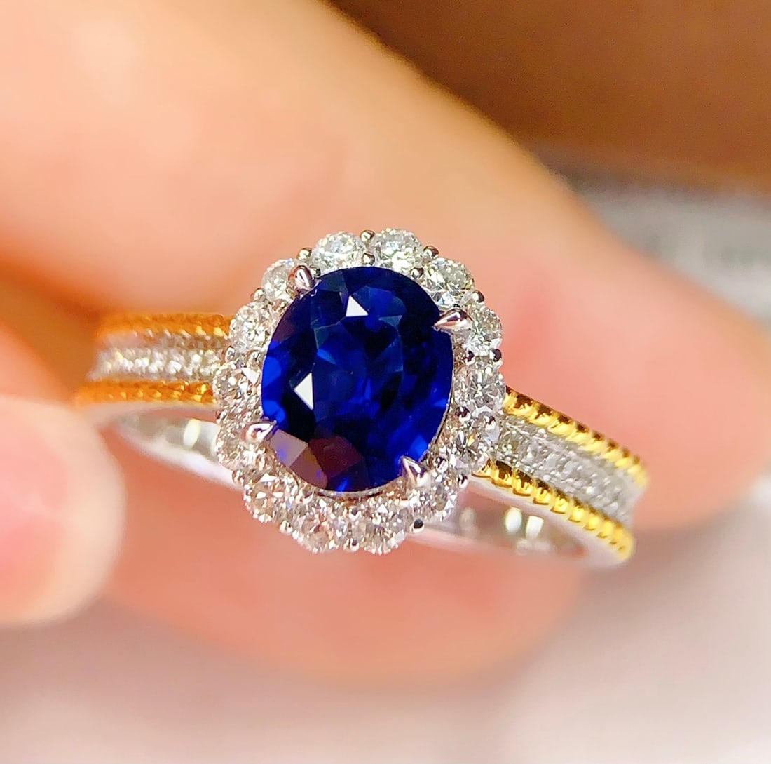 18K Gold Natural Sapphire Ring: Title: 18K Gold Natural Sapphire Ring Description: This ring is crafted from 18K gold, featuring a natural sapphire that combines rich gold and cool white tones. The centerpiece is a 1.11-carat natura