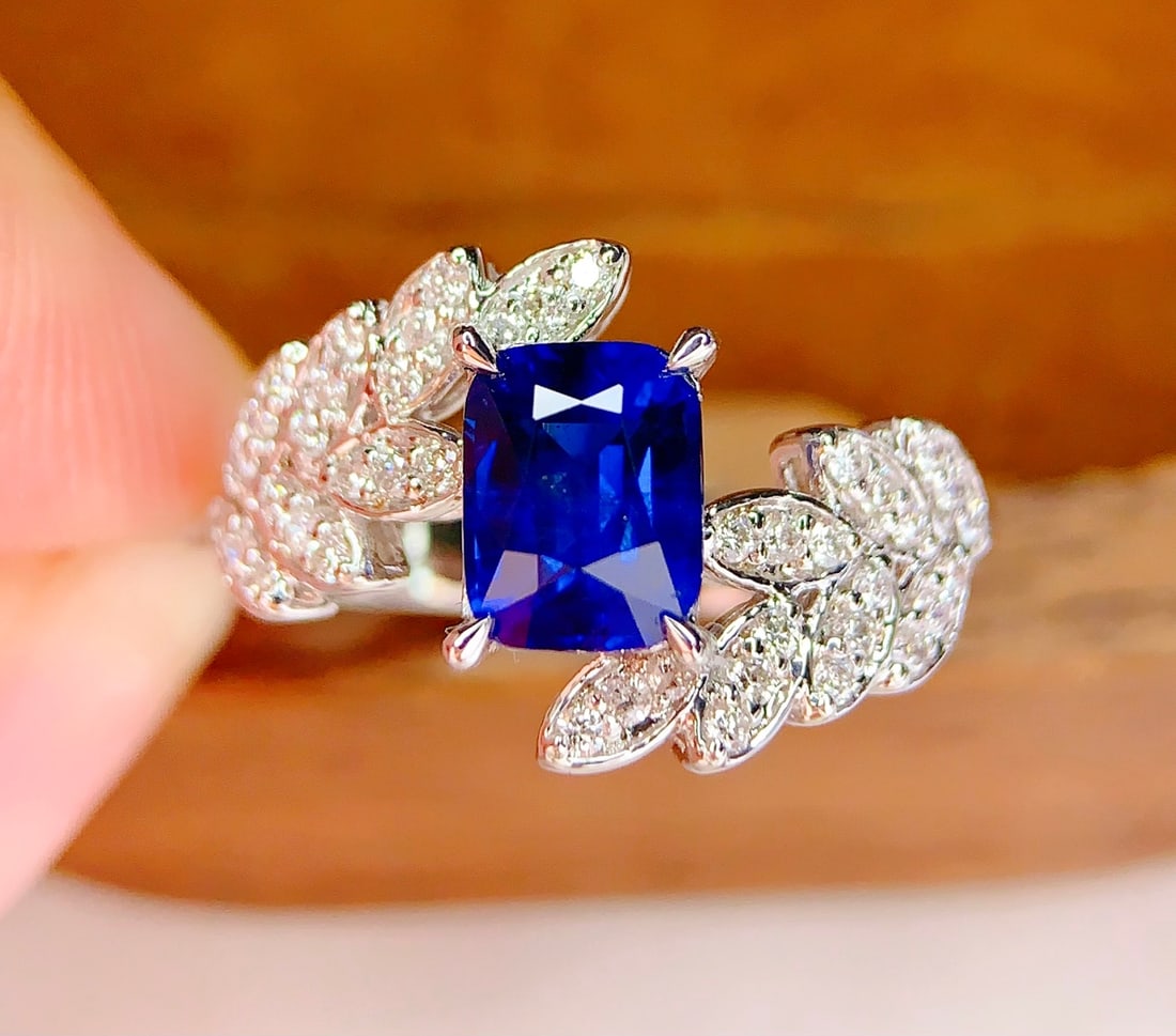 18K Gold Natural Sapphire Ring: Title: 18K Gold Natural Sapphire Ring Description: This ring is crafted in 18K gold, featuring a natural sapphire with a rich golden hue and cool white brilliance. The sapphire exhibits a royal blue d