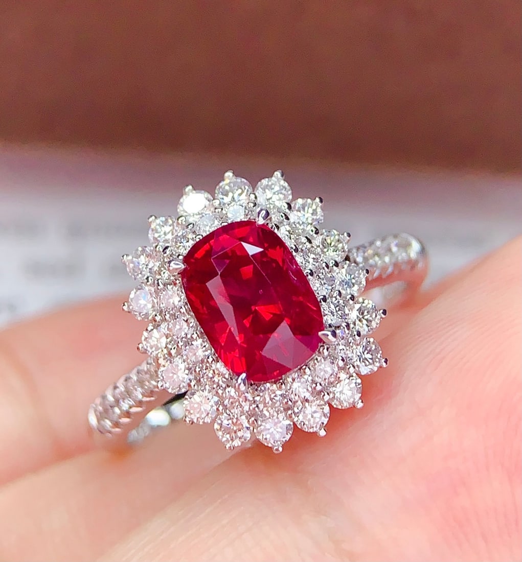 18K Gold Natural Spinel Ring: Title: 18K Gold Natural Spinel Ring Description: This ring is crafted from 18K gold and set with natural spinel, showcasing a perfect blend of rich gold and cool white. The center stone is 1.6