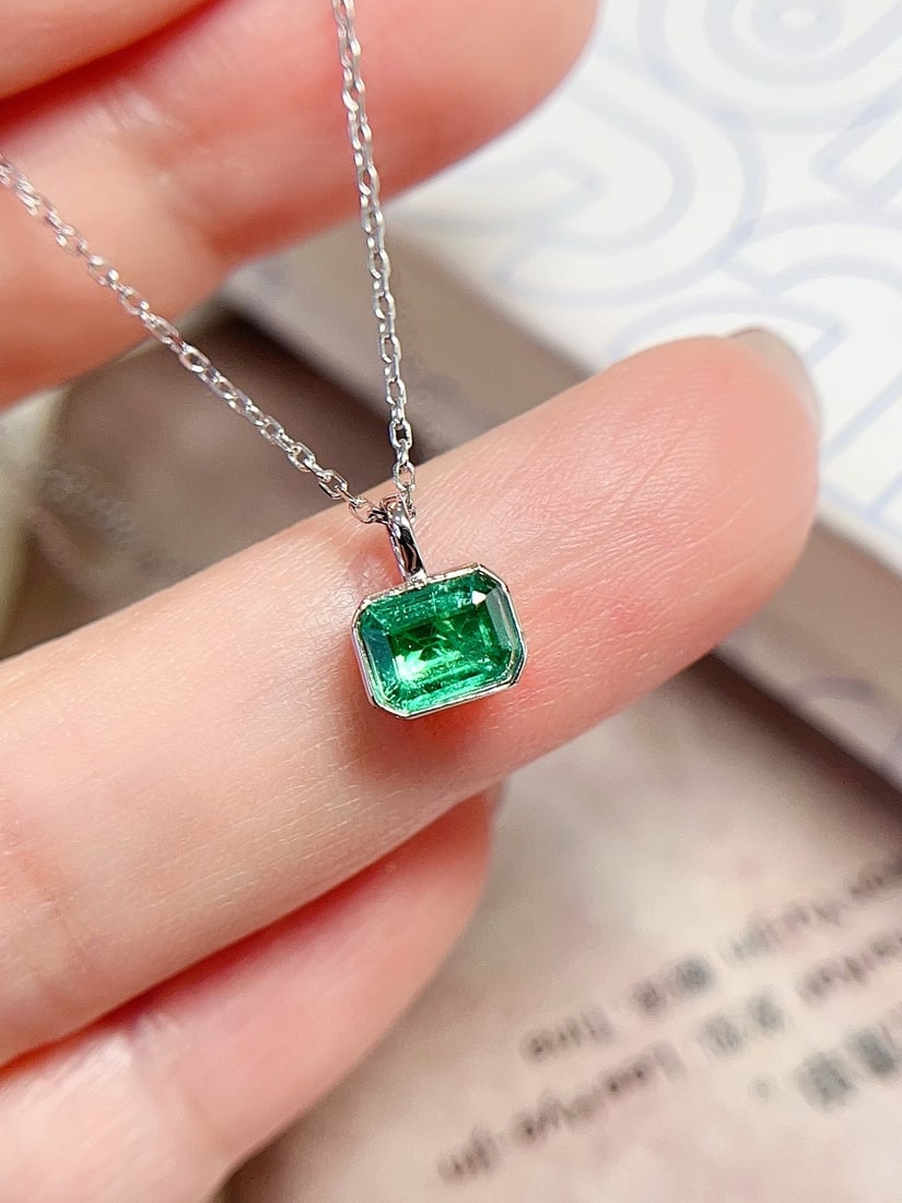 18K Gold Emerald Necklace: Title: 18K Gold Emerald Necklace Description: This 18K gold emerald necklace showcases the luxurious allure of natural emerald with its rich golden hue and cool white luster. The large diameter main