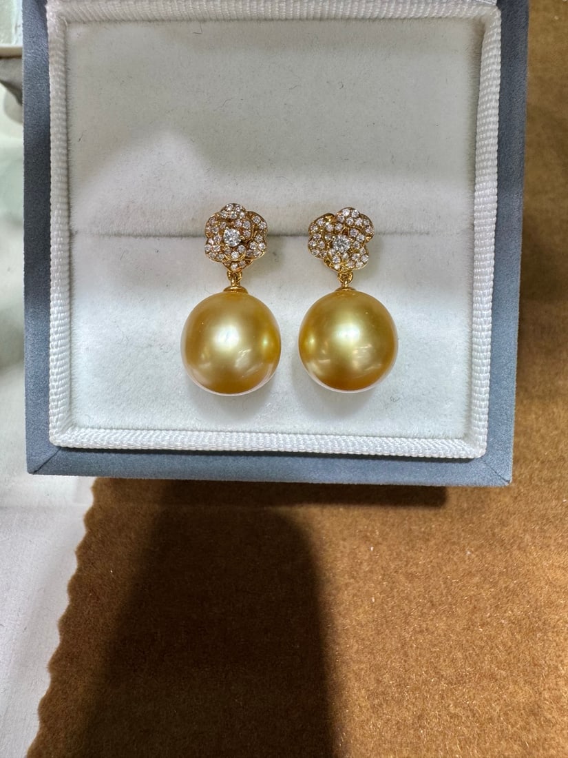 18K gold natural gold bead earrings: Title: 18K gold natural gold bead earrings Description: These earrings are made of 18K gold set with natural gold beads, each 11mm in diameter and nearly perfectly round. The gold beads emit a