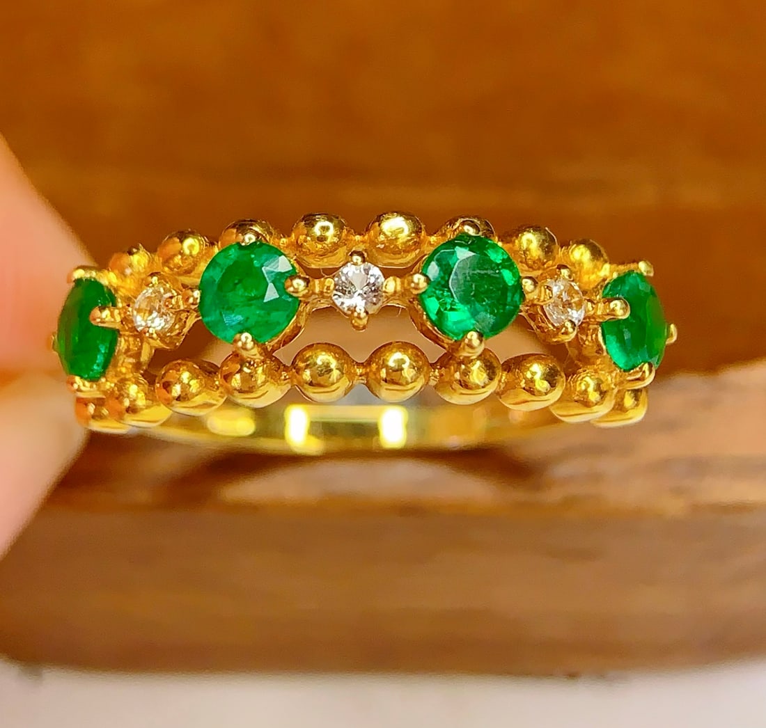 18K Gold Natural Emerald Ring: Title: 18K Gold Natural Emerald Ring Description: This ring is crafted in 18K gold and set with a natural emerald, showcasing the rich luster of gold and the cool white texture. The large-diameter cen