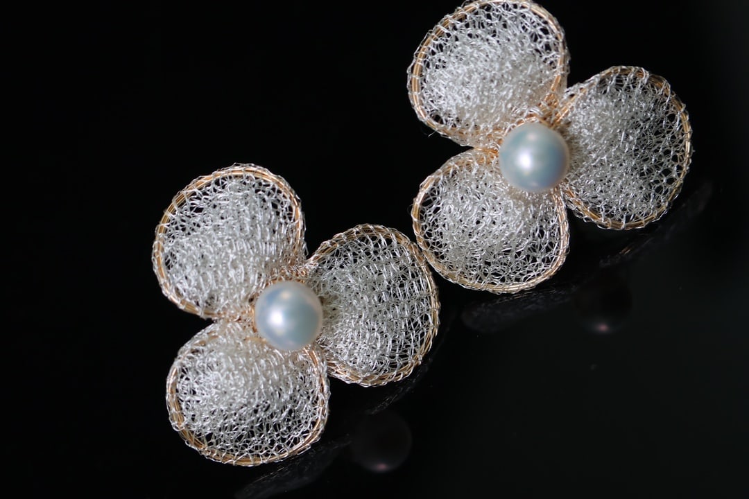 Natural Freshwater Pearl Earrings: Title: Natural Freshwater Pearl Earrings Description: These earrings feature natural freshwater pearls with a rich golden hue and cool white luster. The pearls measure 6-7mm in diameter, nearly