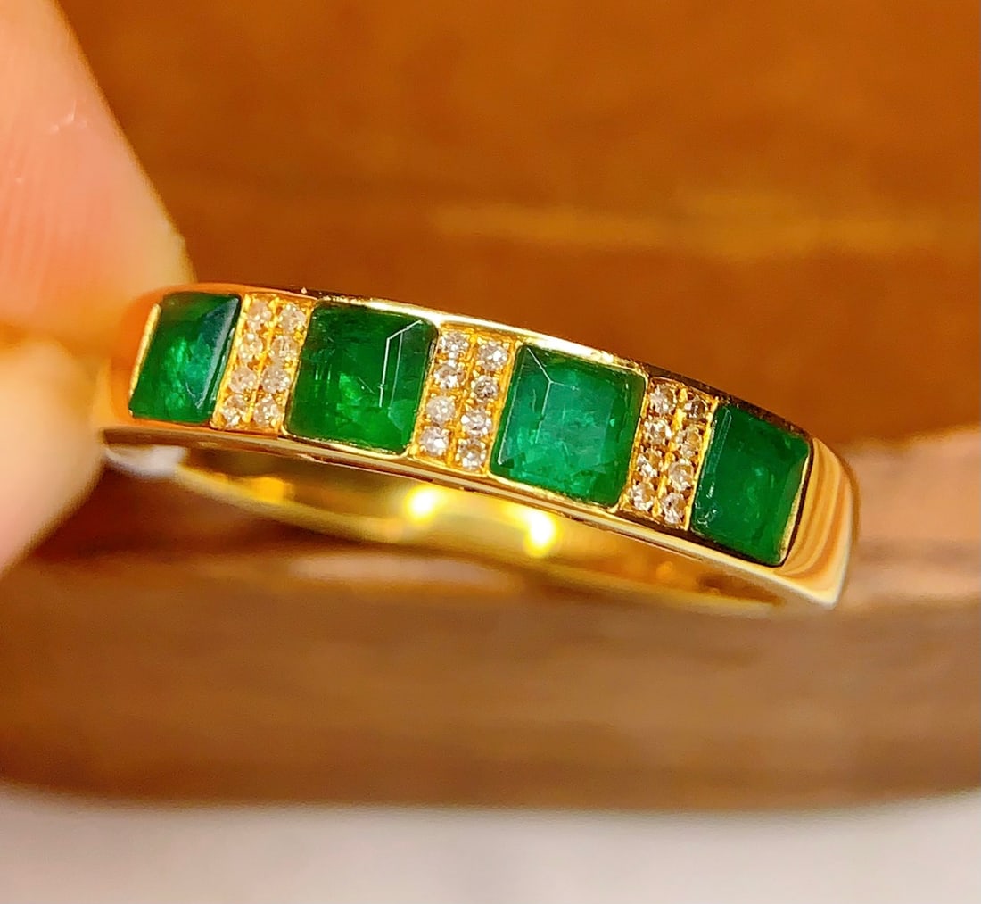 18K Gold Natural Emerald Ring: Title: 18K Gold Natural Emerald Ring Description: This ring features a natural emerald set in an 18K gold band, showcasing a perfect blend of rich gold and cool white. The large-diameter emerald main 
