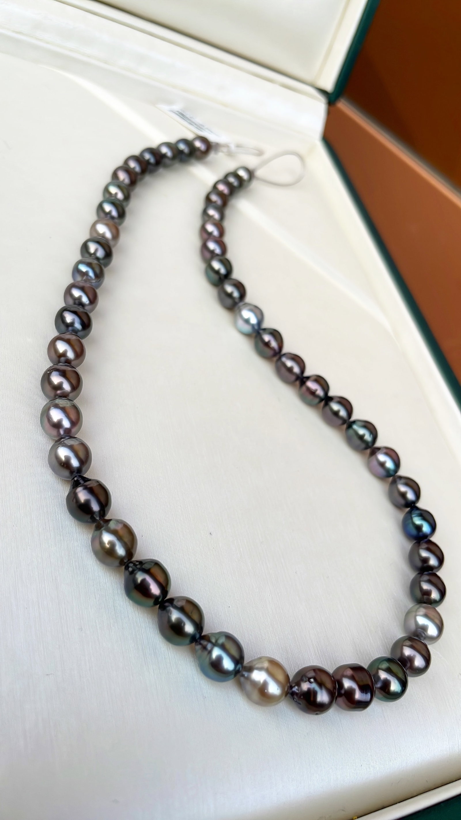 Tahitian Pearl Necklace: Title: Tahitian Pearl Necklace Description: This Tahitian pearl necklace features rare mixed-color pearls with a diameter of 7-8mm. The pearls exhibit a strong luster, near-round and slight teardrop
