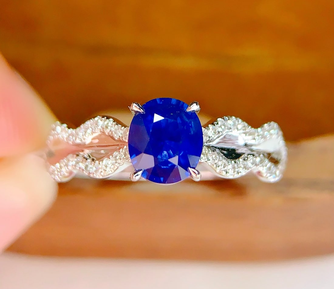 18K Gold Natural Sapphire Ring: Title: 18K Gold Natural Sapphire Ring Description: This ring is meticulously crafted from 18K gold, featuring a natural sapphire that embodies a perfect blend of rich gold and cool white. The centerpi