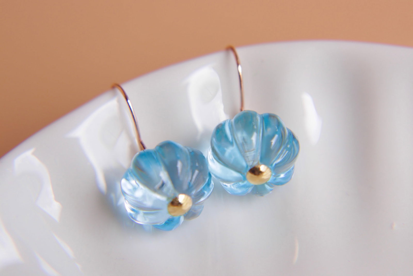 18K Gold Topaz Earrings: Title: 18K Gold Topaz Earrings Description: These earrings feature natural topaz meticulously set in 18K gold, showcasing a perfect blend of rich gold hue and cool white brilliance. The topaz crystal