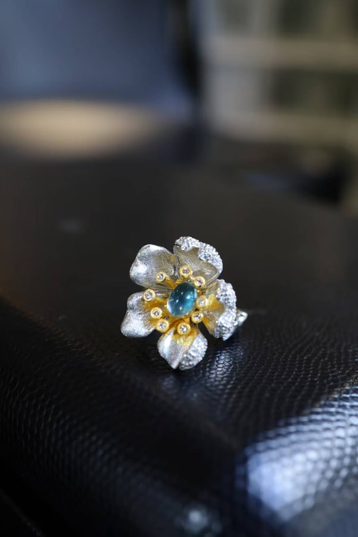 Silver-Plated Natural Topaz Ring: Title: Silver-Plated Natural Topaz Ring Description: This natural topaz ring features a silver-plated design, showcasing a contrast of rich gold and cool white tones. The topaz crystal boasts an