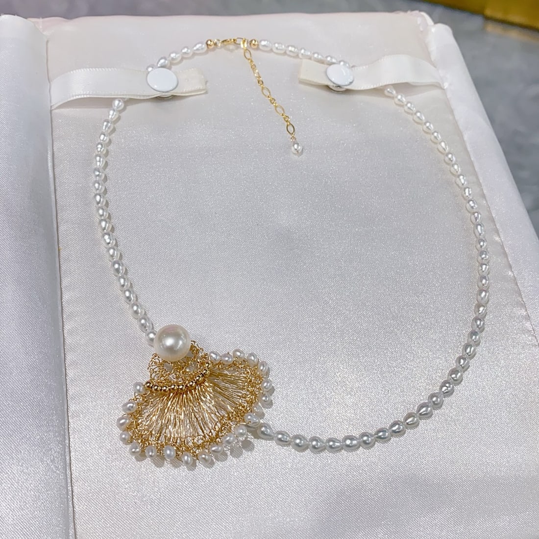 Natural Freshwater Pearl Necklace: Title: Natural Freshwater Pearl Necklace Description: This necklace features natural freshwater pearls, crafted with traditional weaving techniques, showcasing a perfect blend of rich gold and cool wh