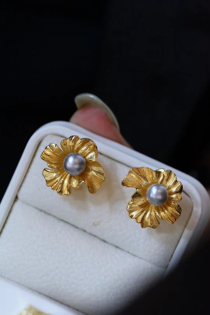 S925 Akoya Seawater Pearl Stud Earrings: Title: S925 Akoya Seawater Pearl Stud Earrings Description: These earrings feature natural Akoya pearls from the South Sea, exhibiting a cool white luster. They are paired with S925 sterling silver