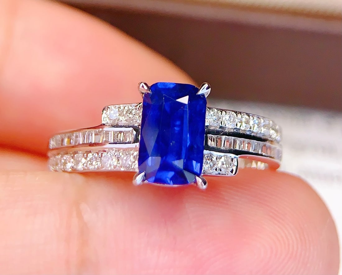 18K Gold Natural Sapphire Ring: Title: 18K Gold Natural Sapphire Ring Description: This ring features a natural sapphire as its center stone, showcasing a perfect blend of rich gold and cool white. The deep color of the sapphire com
