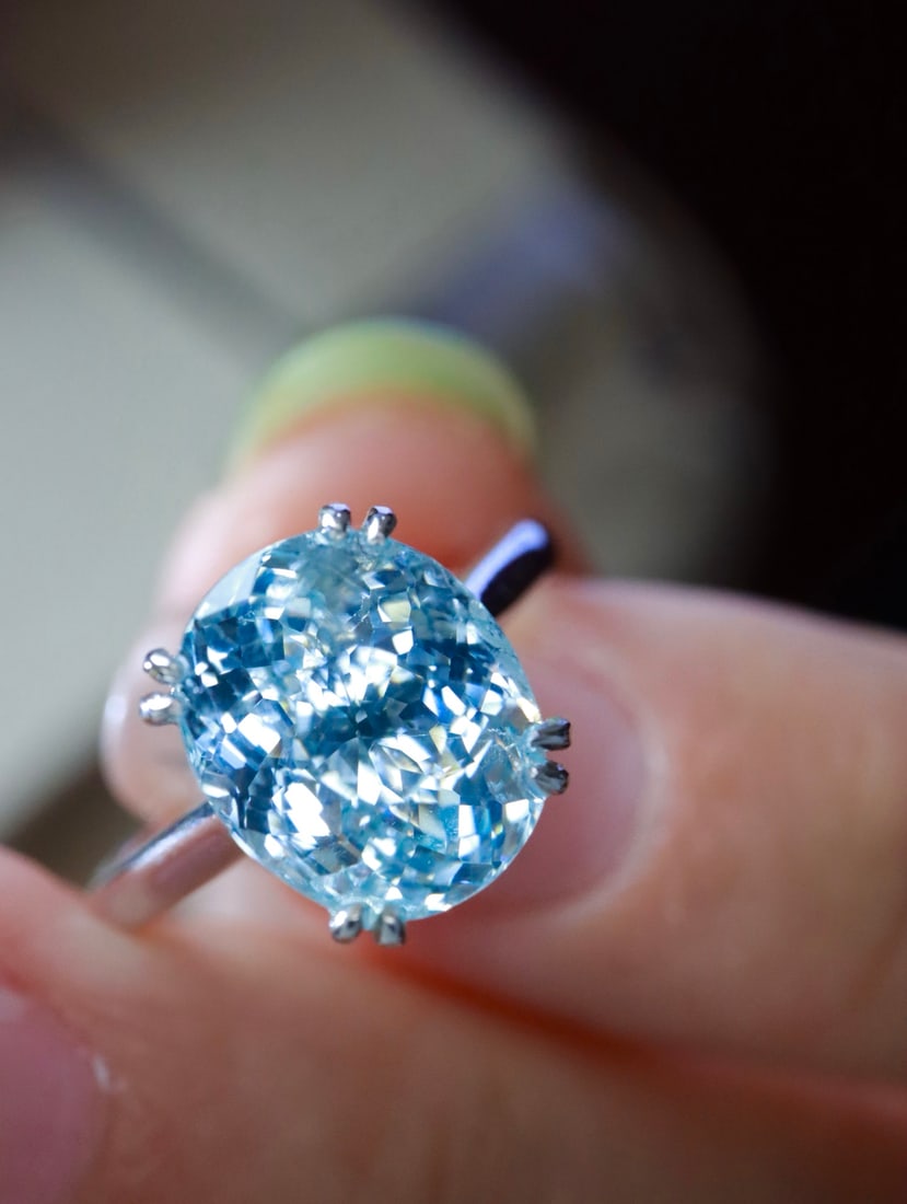 18K Gold Natural Aquamarine Ring: Title: 18K Gold Natural Aquamarine Ring Description: This ring features a natural aquamarine as the centerpiece, exuding a refreshing and elegant cool white hue. The minimalist design highlights the