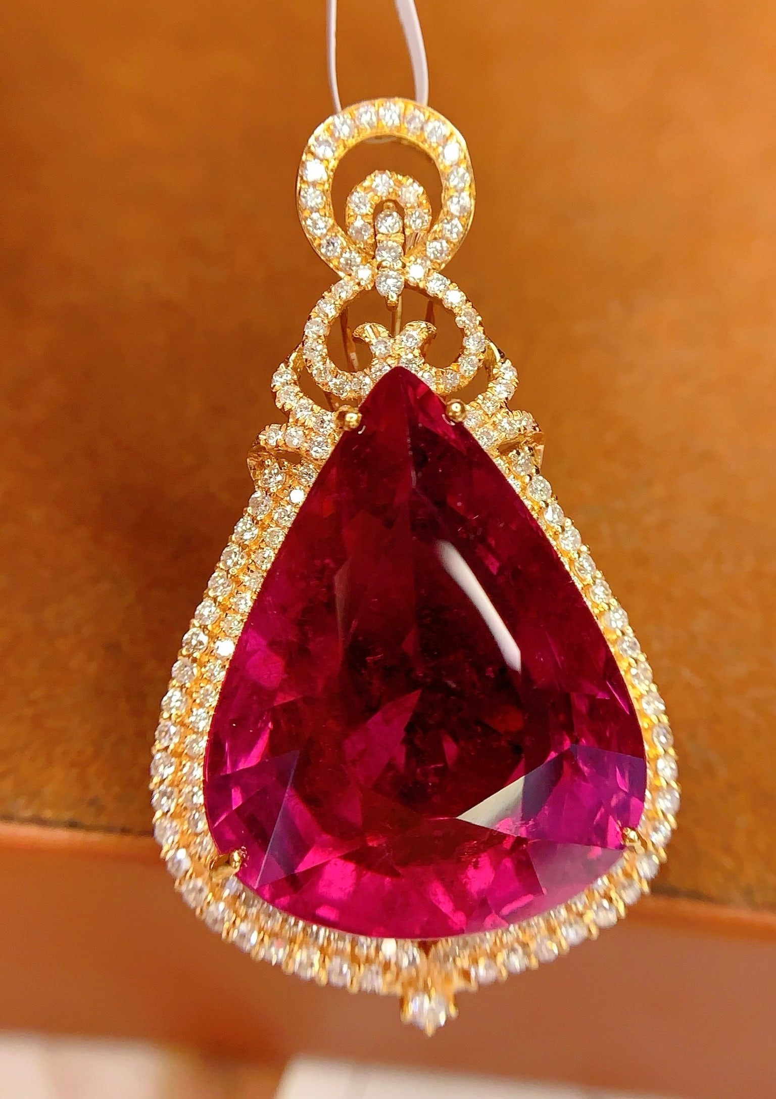 18K Gold Natural Tourmaline Pendant: Title: 18K Gold Natural Tourmaline Pendant Description: This pendant features a natural tourmaline as the main stone, showcasing a perfect blend of rich gold and cool white. The large diameter tourmal