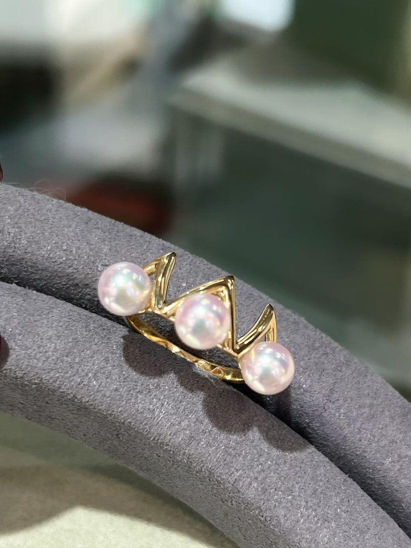 Natural Pearl Earrings: Title: Natural Pearl Earrings Description: This natural pearl Earrings features an aurora-like luster, with pearls measuring 5-6mm in diameter, showcasing a rare uniformity that enhances its