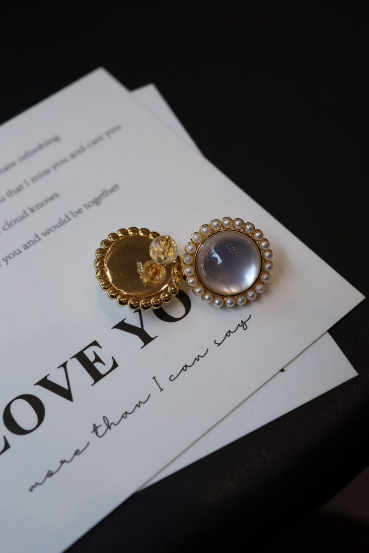Natural white crystal stud earrings - 3