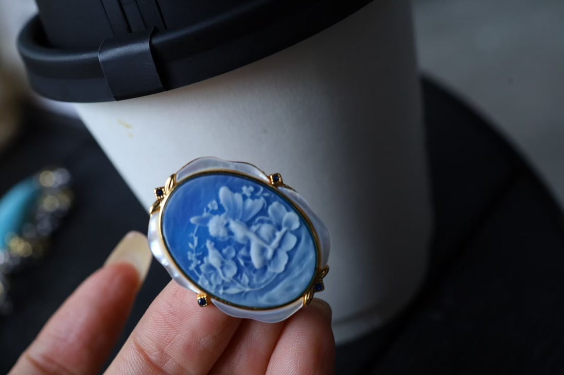 S925 Silver Gilded Natural Agate Pendant Brooch: Title: S925 Silver Gilded Natural Agate Pendant Brooch Description: This pendant brooch features natural agate with a rich golden sheen, showcasing a cool white texture through exquisite foreign carvi