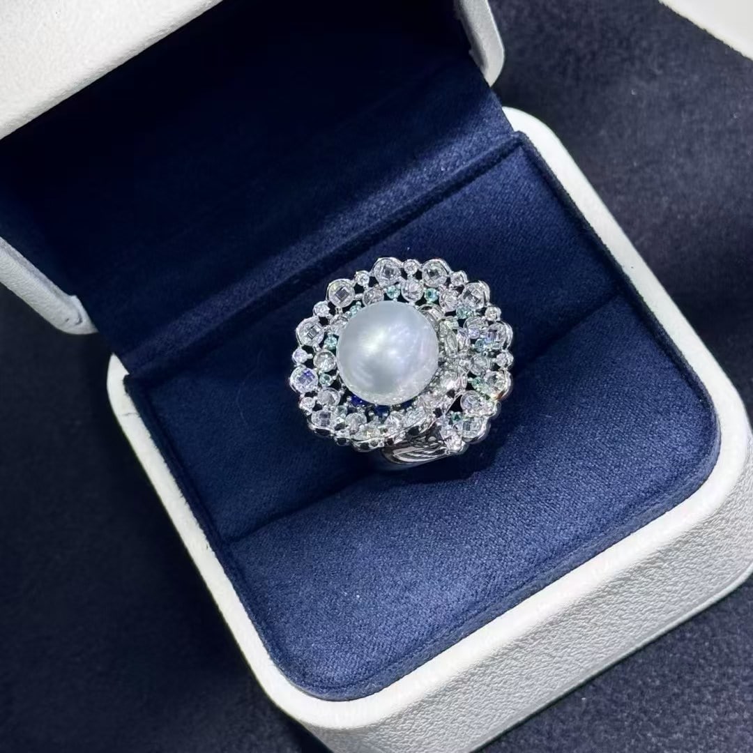 Sterling Silver Aurora Edison Pearl Ring: Title: Sterling Silver Aurora Edison Pearl Ring Description: This ring features a meticulously crafted sterling silver setting with an approximately 12mm Aurora Edison Pearl. The pearl is perfectly ro