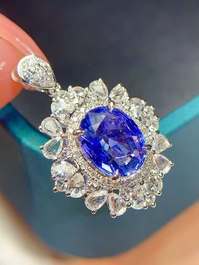 18K Gold Natural Sapphire Pendant: Title: 18K Gold Natural Sapphire Pendant Description: This pendant, crafted in 18K gold, features a natural sapphire with a rich gold and cool white hue. The main stone is 2.06 carats, complemented by