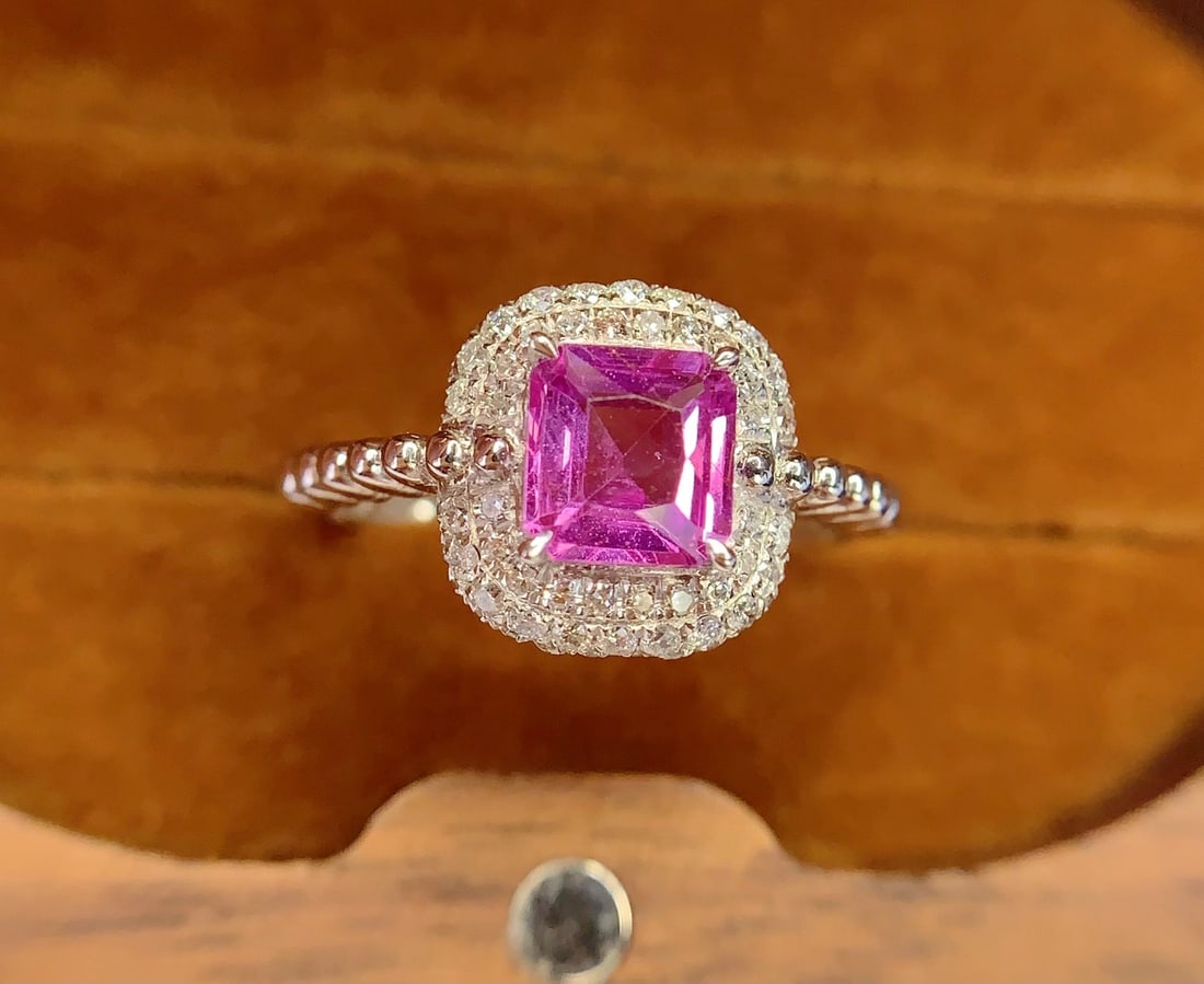 PT950 Natural Fancy Blue Sapphire Ring: Title: PT950 Natural Fancy Blue Sapphire Ring Description: This ring features a natural unheated colorful blue sapphire as the centerpiece, showcasing the harmonious beauty of rich gold and cool white
