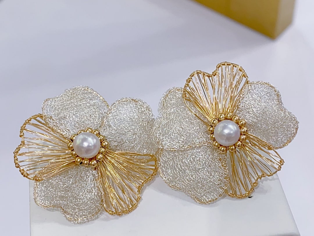 Natural freshwater pearl earrings: Title: Natural freshwater pearl earrings Description: Natural freshwater pearl earrings Each pearl has been carefully selected, boasting a large diameter, few blemishes, and a perfectly round and full