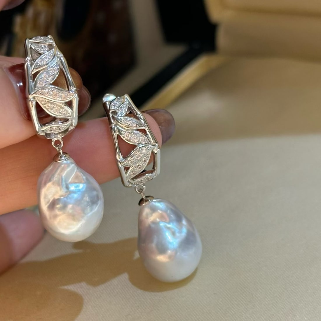 Silver Baroque Pearl Earrings: Title: Silver Baroque Pearl Earrings Description: These earrings feature natural baroque pearls with a large diameter of approximately 13.5mm, showcasing a unique luster of rich gold and cool white. T