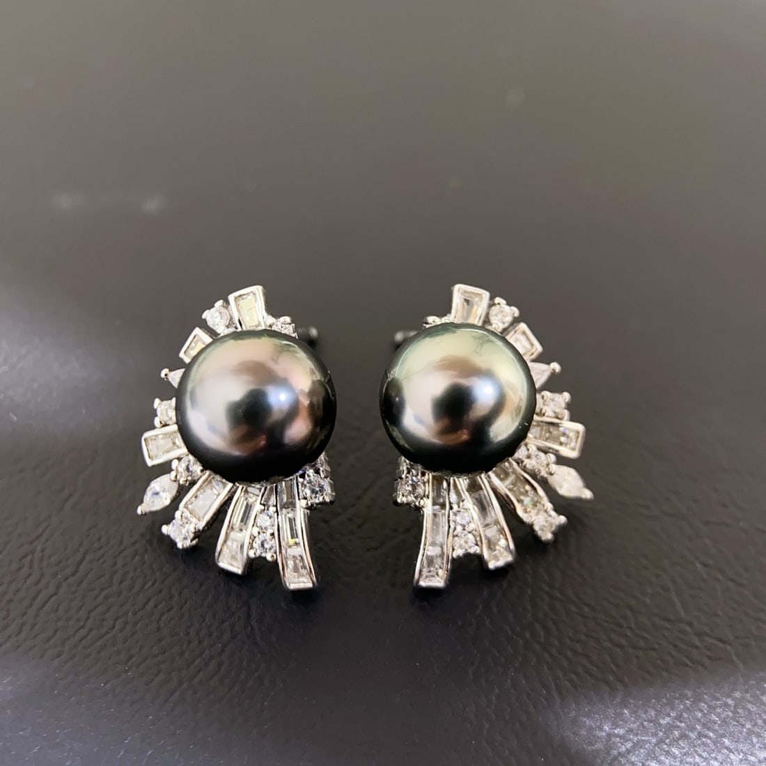 S925 Silver Natural Tahitian Pearl Earrings: Title: S925 Silver Natural Tahitian Pearl Earrings Description: These earrings feature S925 silver with natural Tahitian pearls, showcasing a diameter of 8-9mm with rich golden and cool white luster. 