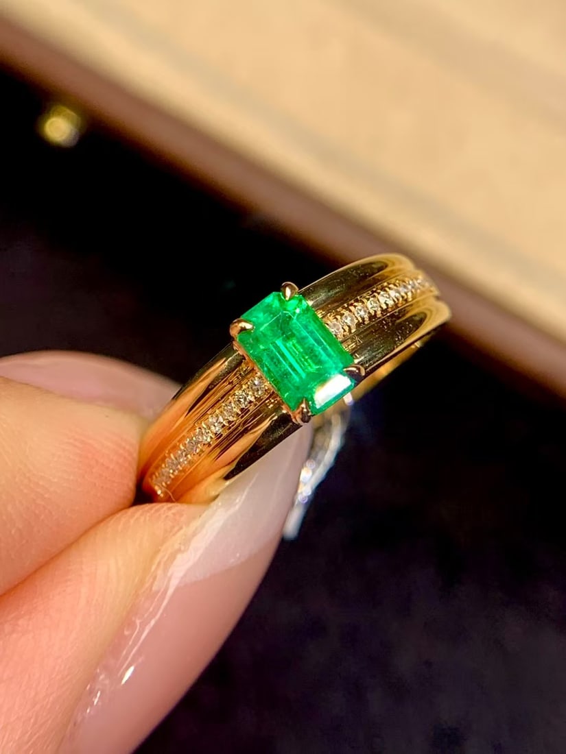 18K Gold Natural Emerald Ring: Title: 18K Gold Natural Emerald Ring Description: This ring is crafted from 18K gold, featuring a natural emerald with an exquisite color. The main stone is a 0.58-carat emerald, surrounded by 20 diam