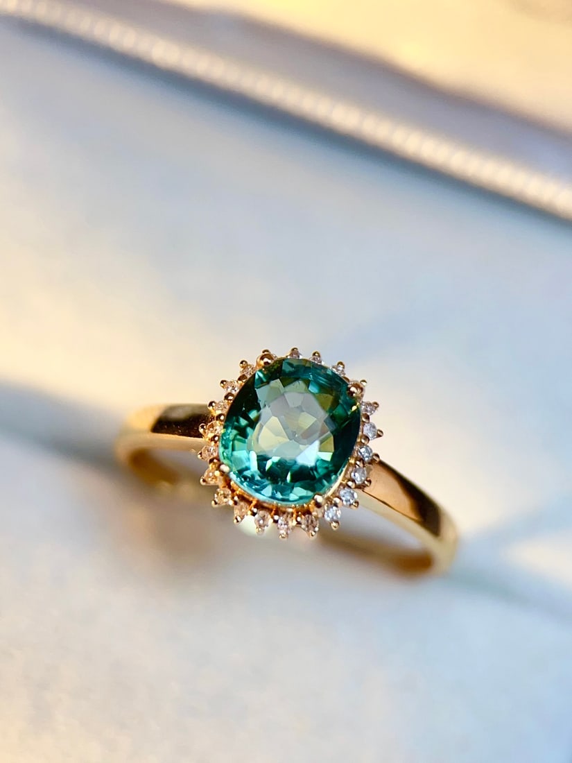18K Gold Natural Tourmaline Ring: Title: 18K Gold Natural Tourmaline Ring Description: This ring features a natural tourmaline set in 18K gold, exuding elegance and luxury with its striking color. The exquisite craftsmanship