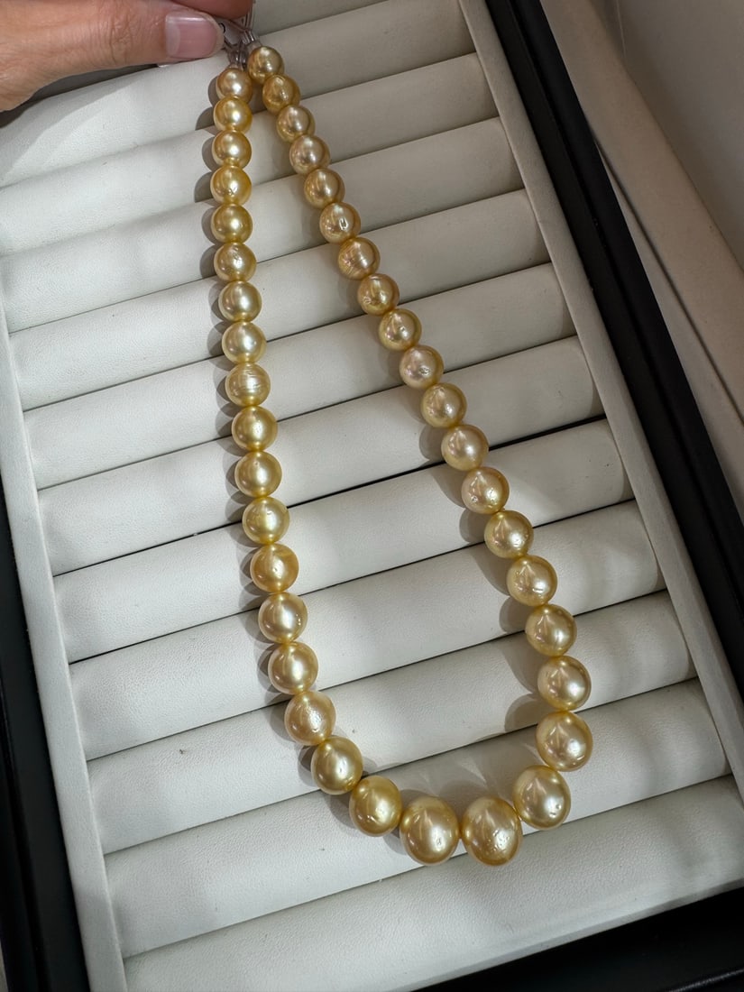Gold and pearl necklace: Title: Gold and pearl necklace Description: This necklace features natural golden pearls with a cool white luster. The pearls have a large diameter of 9.5-12.2mm, perfectly round and with a strong shi