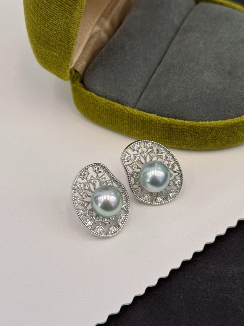 Sterling Silver Natural Seawater Pearl Earrings: Title: Sterling Silver Natural Seawater Pearl Earrings Description: These earrings feature natural seawater pearls with a captivating silver-blue luster, shimmering with elegance. The pearls are 8-9mm
