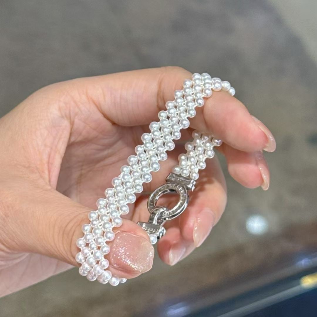 Freshwater Pearl Bracelet: Title: Freshwater Pearl Bracelet Description: This bracelet features natural freshwater pearls with a diameter of 3-4mm, exhibiting an aurora-like cool white luster. Each pearl is large in diameter, n