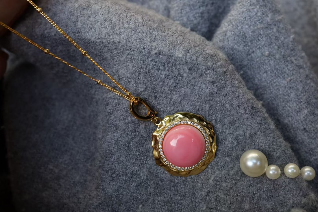 S925 Silver Natural Queen Conch Pendant: Title: S925 Silver Natural Queen Conch Pendant Description: This pendant features a natural Queen Conch, showcasing an advanced pink hue. Crafted entirely from S925 silver with a gold plating process