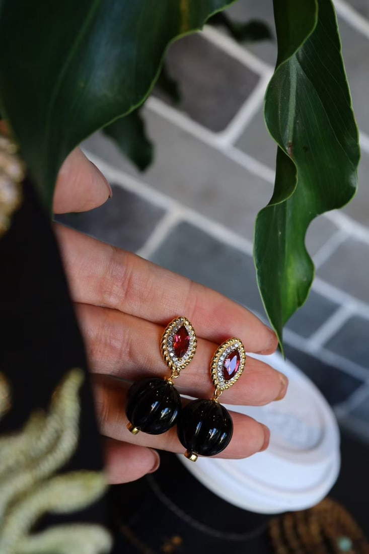 Silver Natural Garnet Black Agate Earrings: Title: Silver Natural Garnet Black Agate Earrings Description: These earrings feature a vintage design with silver and gold plating, showcasing exquisite craftsmanship. The combination of natural