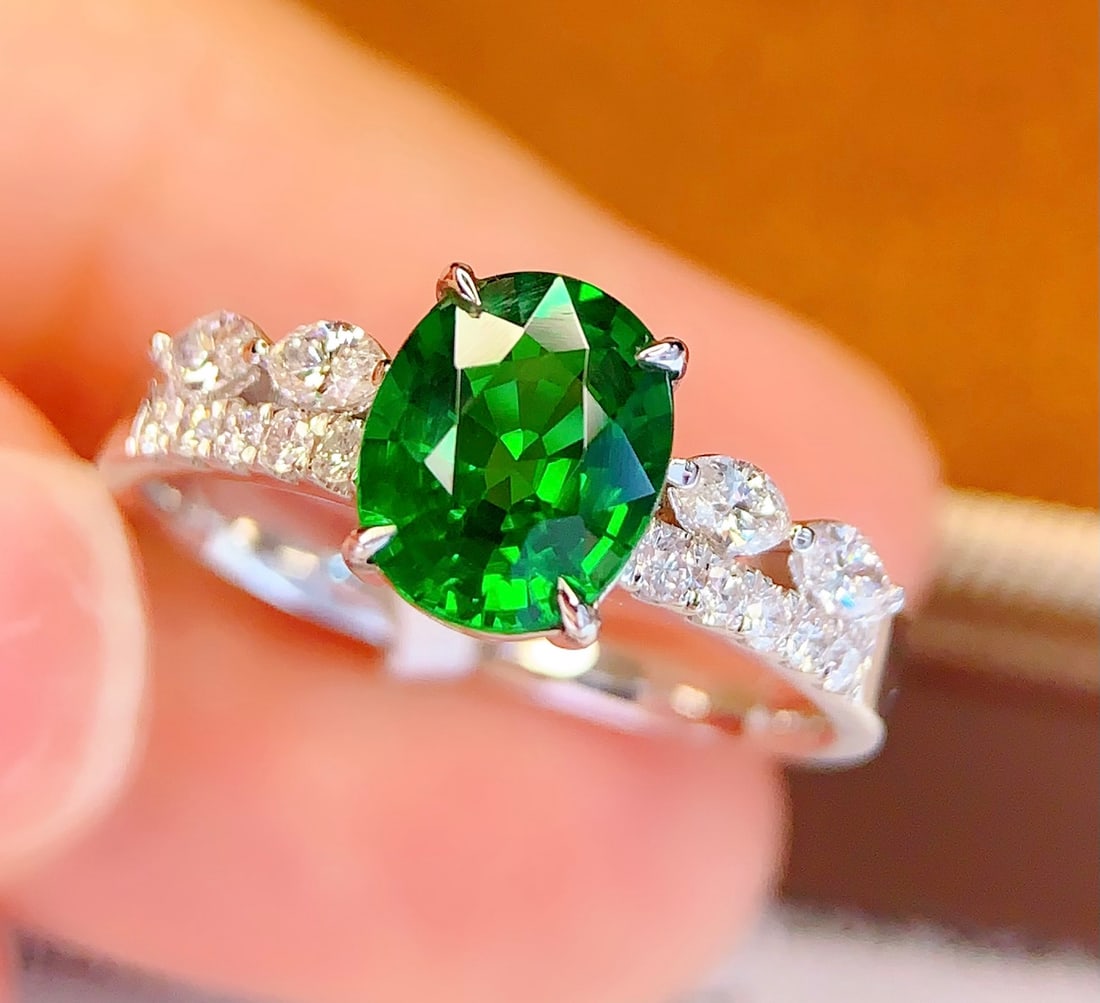 18K Gold Natural Tsavorite Ring: Title: 18K Gold Natural Tsavorite Ring Description: This ring features a natural tsavorite as the main stone, showcasing rich gold and cool white tones, perfectly highlighting the gem's minimal blemis