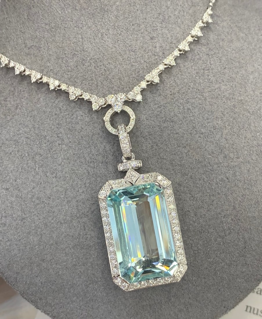 18K Gold Natural Aquamarine Pendant: Title: 18K Gold Natural Aquamarine Pendant Description: This pendant features a natural aquamarine as the centerpiece, exuding a captivating brilliance of rich gold and cool white. The large diameter