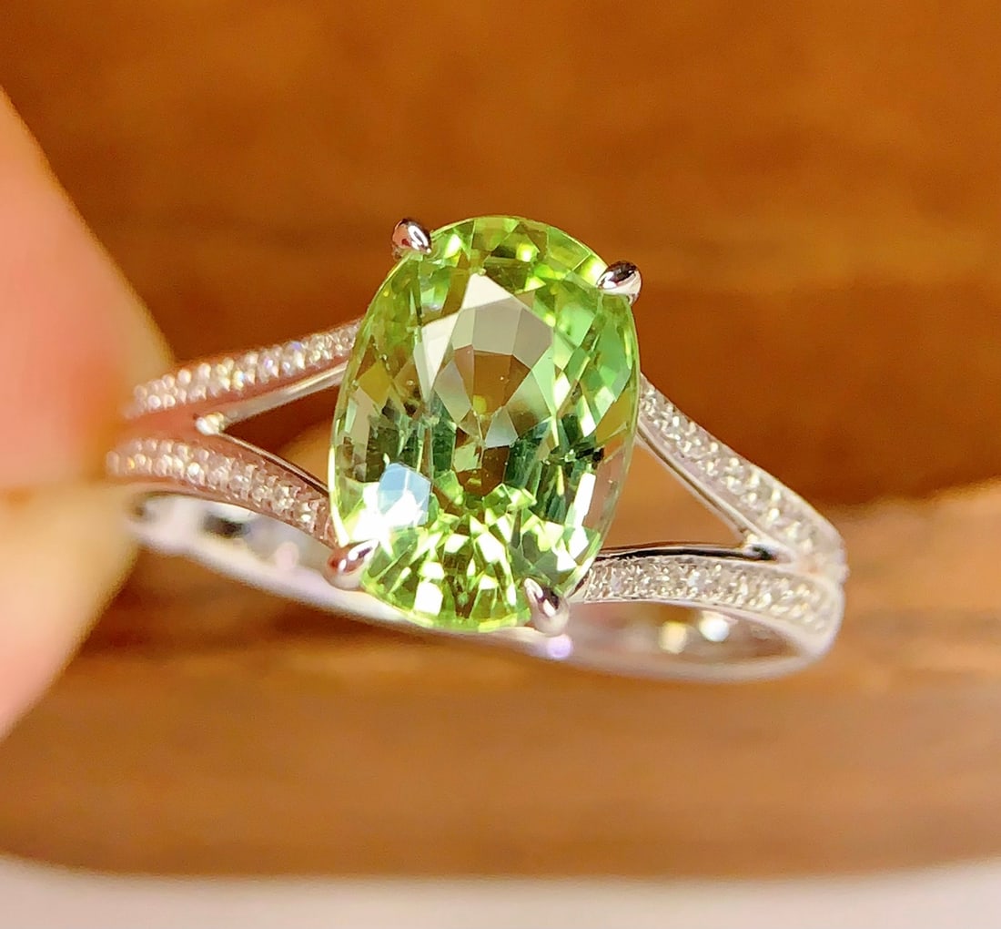 18K Gold Natural Tourmaline Ring: Title: 18K Gold Natural Tourmaline Ring Description: This ring features a natural tourmaline as the main stone, showcasing a rich golden luster and cool white hue, perfectly combined with a large