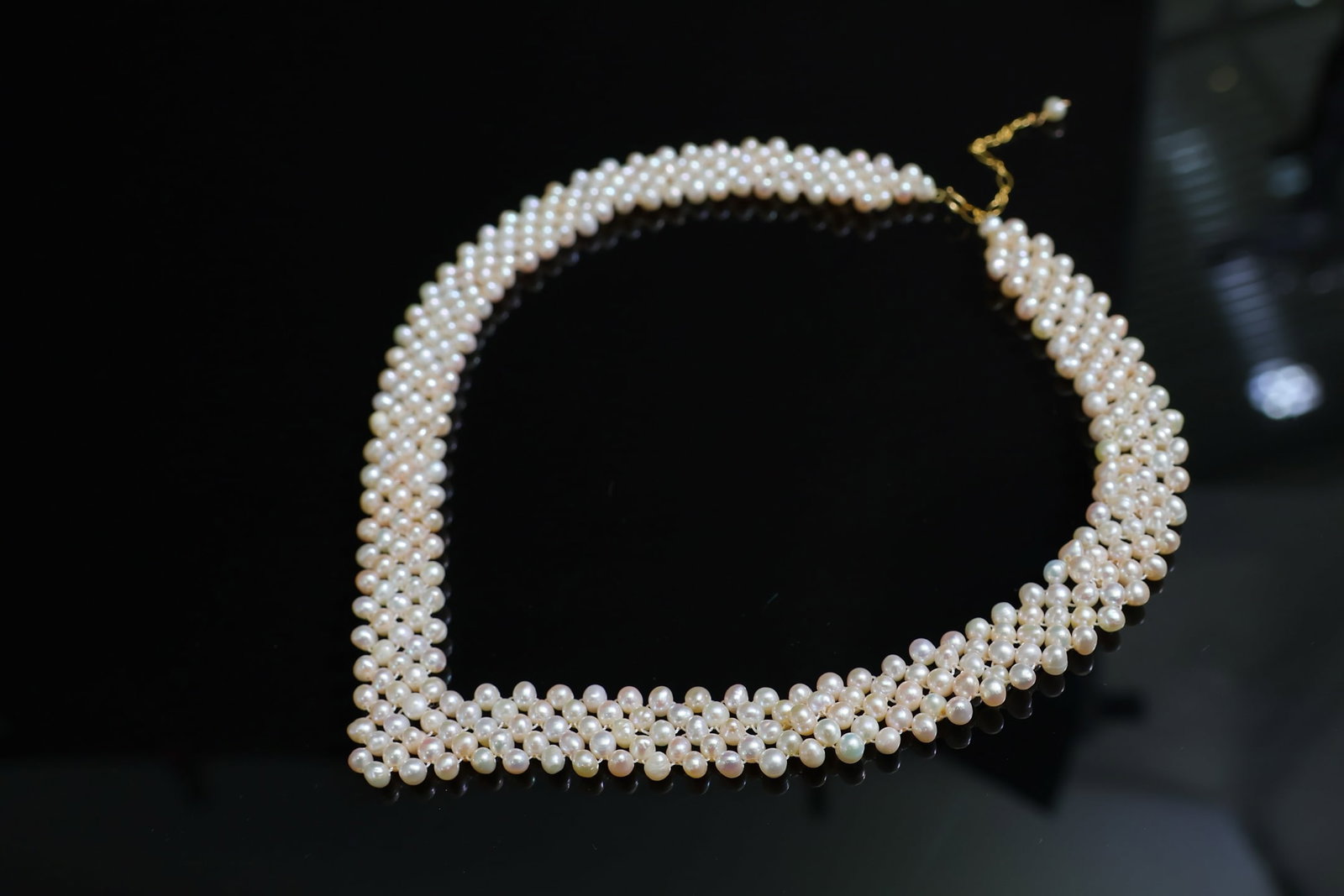 Natural freshwater pearl necklace: Title: Natural freshwater pearl necklace Description: This bracelet features natural freshwater pearls with a diameter of 4.5-5mm, showcasing a rich golden and cool white luster. Each pearl is meticul