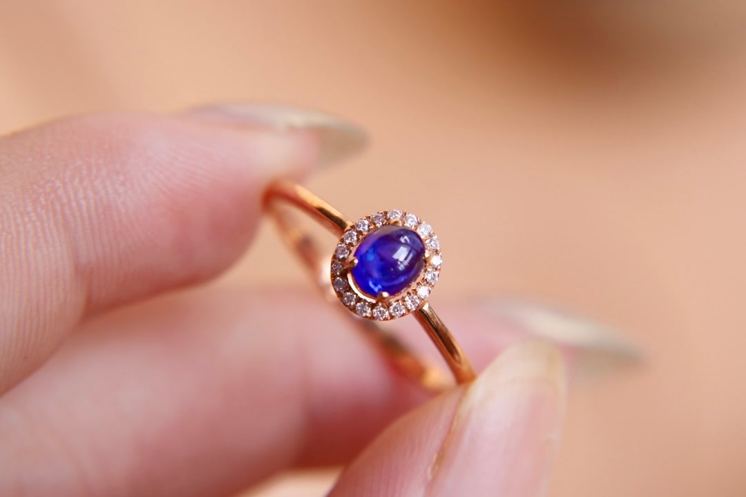 18K Gold Sapphire Diamond Ring: Title: 18K Gold Sapphire Diamond Ring Description: This 18K gold sapphire diamond ring features a thick gold setting, showcasing a natural rich gold luster. The main stone is 0.60 carats with a cool w