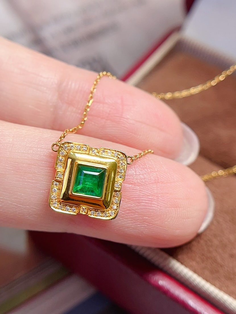 18K Gold Emerald Necklace: Title: 18K Gold Emerald Necklace Description: This emerald necklace is crafted in 18K gold, showcasing the rich golden luster and cool white texture of natural gemstones. Featuring an approximately